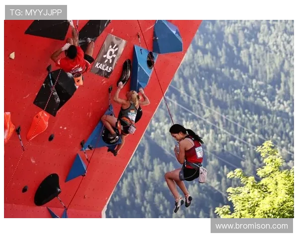 成都攀岩队在世界攀岩锦标赛中以75分领先其他队伍展现强大实力